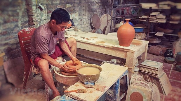 Pham Anh Dao, maestro artesano de la aldea de ceramica de Bat Trang hinh anh 4