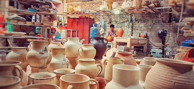 Pham Anh Dao, maestro artesano de la aldea de ceramica de Bat Trang hinh anh 6