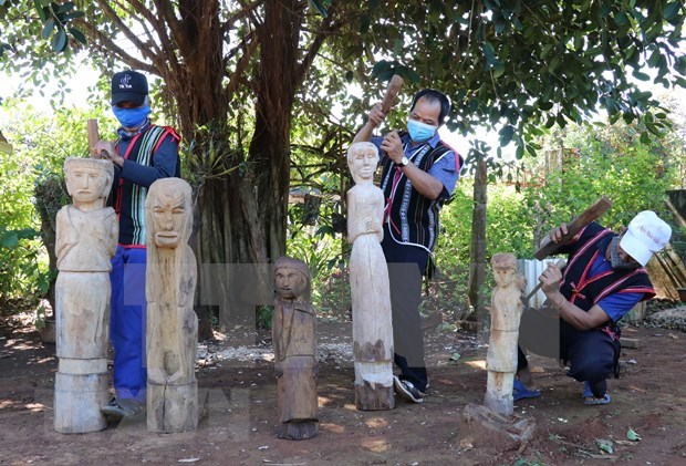 Estatuas de madera- arte unico de las tierras altas centrales hinh anh 2
