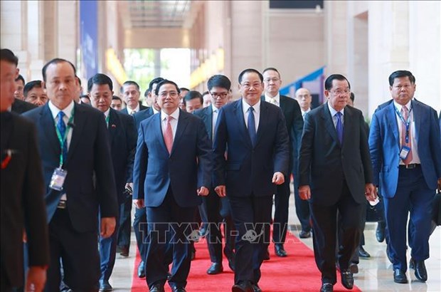 Primer ministro de Vietnam inicia agenda de trabajo en Laos hinh anh 1