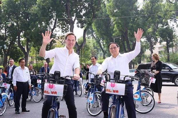 Primer ministro de Vietnam y su homologo neerlandes recorren Hanoi en bicicleta hinh anh 1