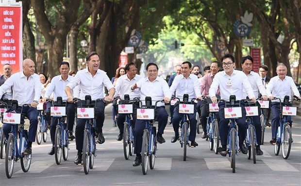 Primer ministro de Vietnam y su homologo neerlandes recorren Hanoi en bicicleta hinh anh 2