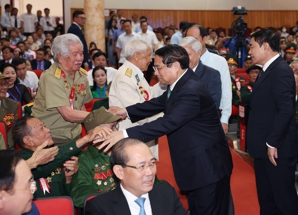 Premier se reune con combatientes participantes en la campana Dien Bien Phu hinh anh 1