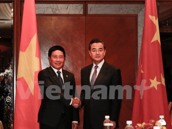 Cancilleres de Vietnam y China intercambian asuntos de interes comun hinh anh 1