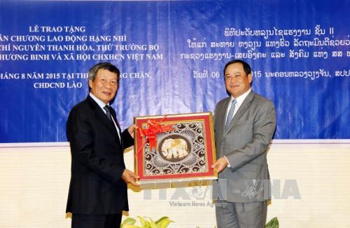Laos concede Orden del Trabajo a funcionario vietnamita hinh anh 1