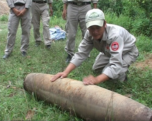 Desactivan bomba de 200 kilogramos en Quang Tri hinh anh 1