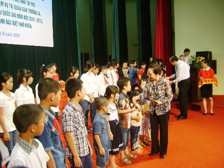 Vicepresidenta concede becas a educandos pobres en Ha Nam hinh anh 1