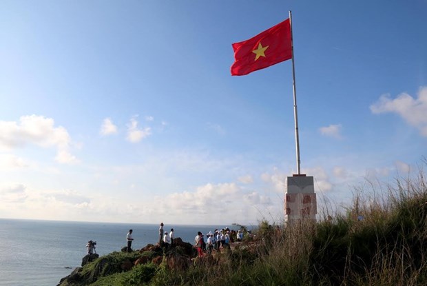 Inauguran asta de bandera en isla de Phu Quy hinh anh 1