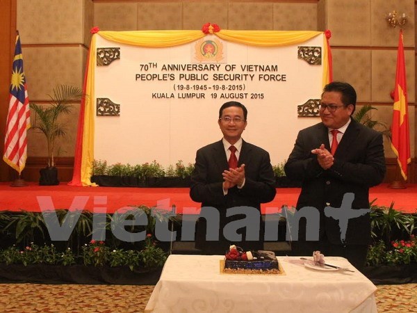 Celebran en el exterior Dia tradicional de Policia vietnamita hinh anh 1