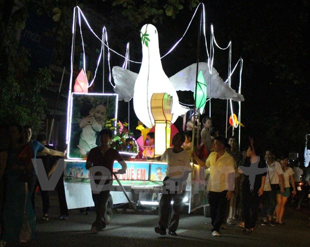 Actividades del festival otonal brindan alegria a infantes hinh anh 3