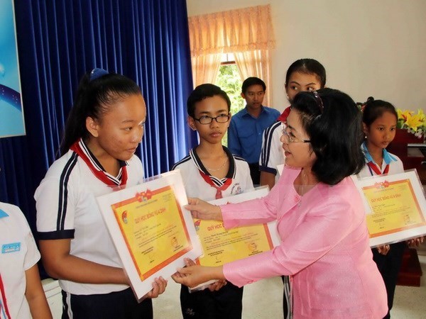 Entregan becas a estudiantes pobres en Thai Nguyen hinh anh 1