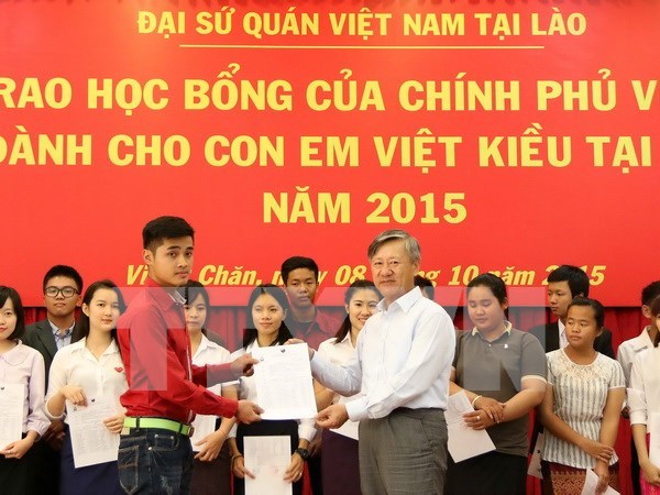 Otorgan becas a educandos vietnamitas residentes en Laos hinh anh 1