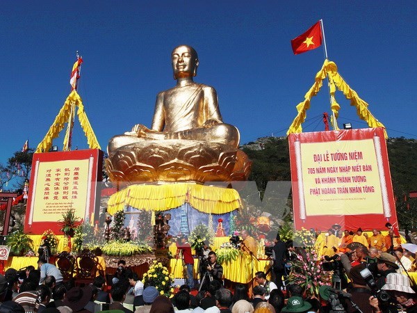 Nutridos programas honran a rey budista Tran Nhan Tong hinh anh 1