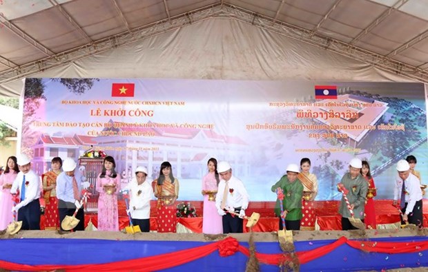 Ayuda Vietnam a Laos en capacitacion de funcionarios hinh anh 1