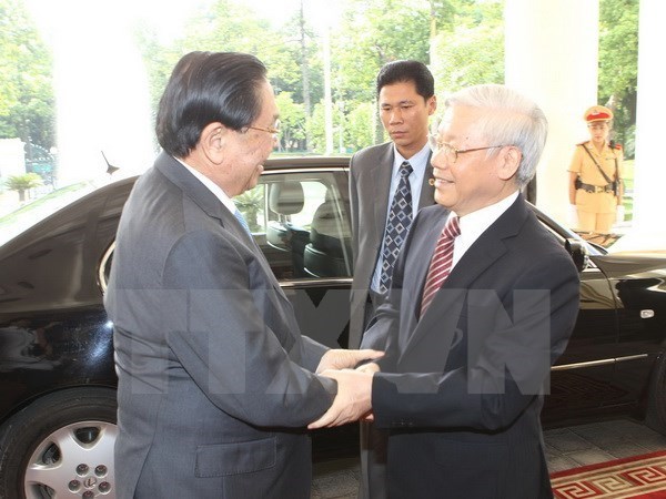 Dirigentes vietnamitas felicitan a Laos por el Dia Nacional hinh anh 1