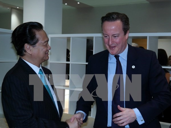 Premier vietnamita sostiene conversaciones con lideres mundiales en Paris hinh anh 1