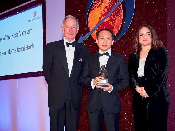 VIB elegido banco del ano de Vietnam en 2015 hinh anh 1