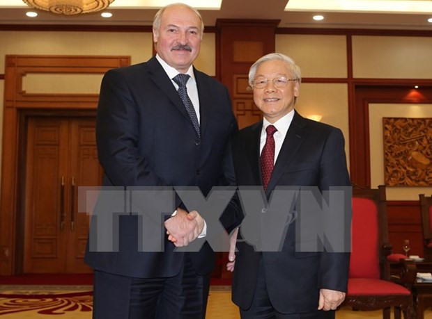 Dirigentes vietnamitas reciben al presidente de Belarus hinh anh 1