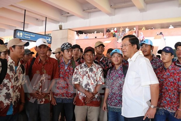 Regresan a casa pescadores vietnamitas retenidos en Indonesia hinh anh 1