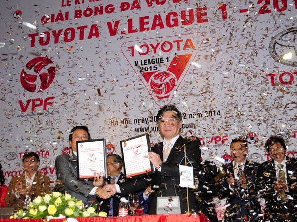 Toyota continua siendo patrocinador de la liga vietnamita de futbol hinh anh 1