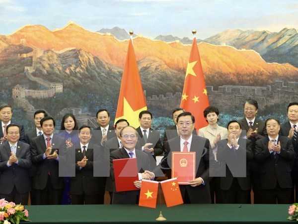 Se reunen en Beijing dirigentes parlamentarios de Vietnam y China hinh anh 2