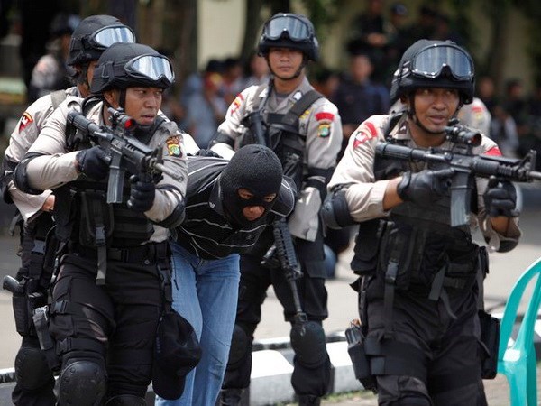 Policia indonesia detiene a otros dos sospechosos de terrorismo hinh anh 1