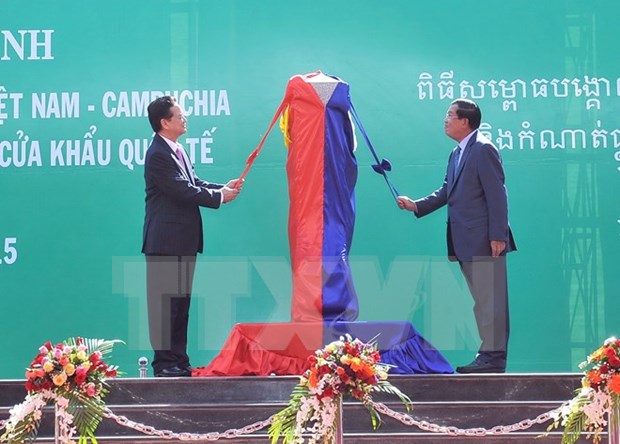 Premieres vietnamita y cambodiano presencian inauguracion de poste fronterizo hinh anh 1