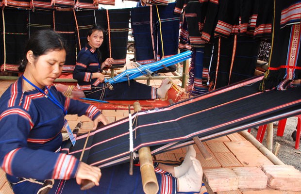 Vestuario tradicional de Ba Na muestra diversidad cultural de la region altiplana hinh anh 1