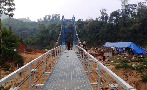Construyen mas de cuatro mil puentes en zonas remotas y apartadas hinh anh 1