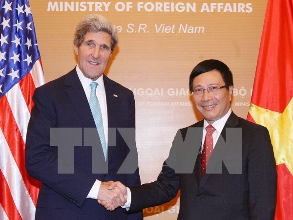 Vicepremier vietnamita dialoga por telefono con John Kerry hinh anh 1