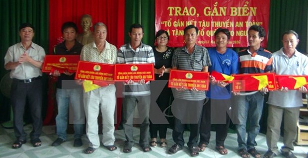 Entrega de banderas a pescadores de Phu Yen: muestra de amor hacia mar nacional hinh anh 1
