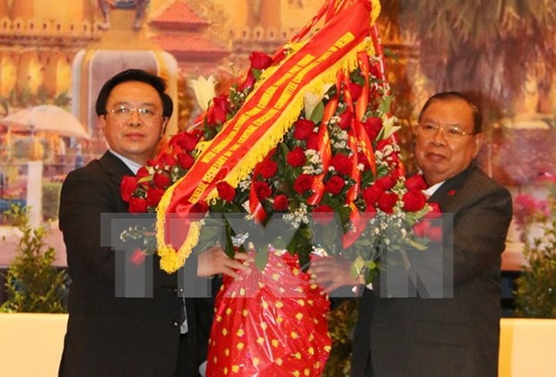 Lideres laosianos reciben a enviado especial del secretario general del PCV hinh anh 1