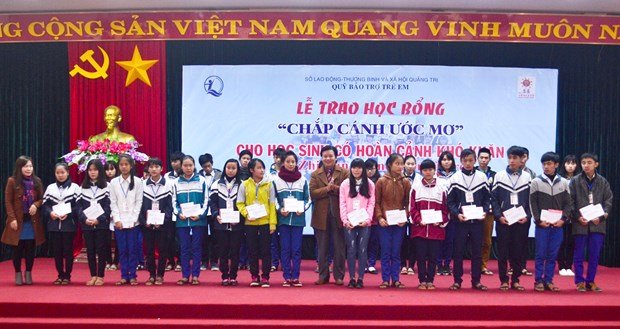 Entregan becas a alumnos de familias de desventaja economica en Vietnam hinh anh 1