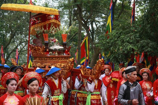 Gran numero de visitantes rinden tributo a reyes Hung hinh anh 1