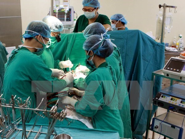 Vietnam y Estados Unidos cooperan en cirugia ortopedica a pacientes pobres hinh anh 1