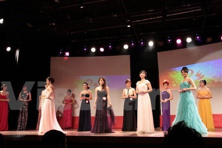 Honran belleza de estudiantes feminas vietnamitas en Francia hinh anh 1
