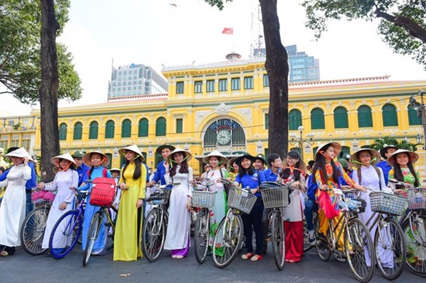 Festival de Ao dai en Ciudad Ho Chi Minh fascina al publico y turistas hinh anh 1