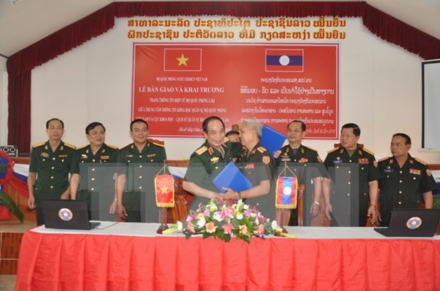 Vietnam entrega a Laos portal electronico de defensa hinh anh 1