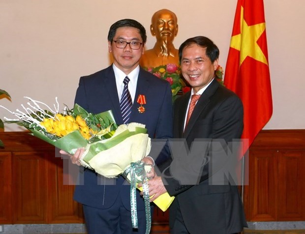 Conceden Orden de Amistad al embajador de Singapur en Vietnam hinh anh 1