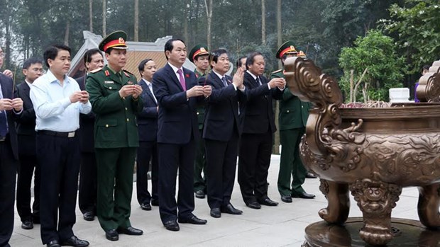 Lider vietnamita rinde homenaje al Presidente Ho Chi Minh hinh anh 1
