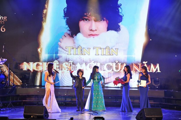 Artistas jovenes vietnamitas figuran en premios musicales “Dedicacion” hinh anh 1