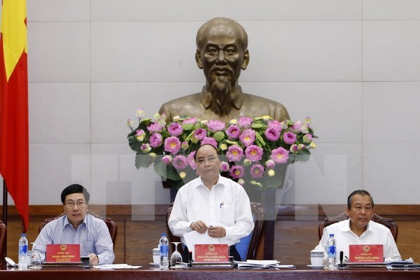 Premier vietnamita insta crear mejores condiciones para produccion y negocios hinh anh 1