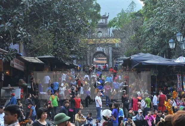 El festejo de Pagoda Huong atrae un millon 500 mil visitantes hinh anh 1