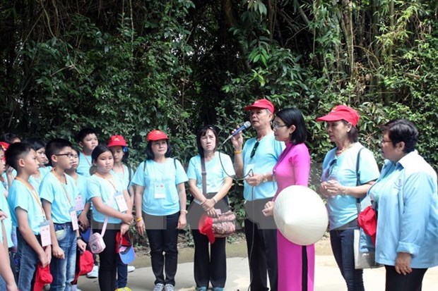 Vietnamitas en Tailandia visitan sitios historicos y culturales en Ninh Binh hinh anh 1
