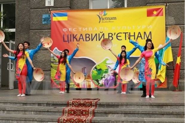 Presentan cultural tradicional vietnamita en Ucrania hinh anh 1