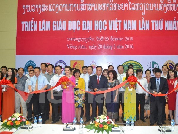 Exhibicion de educacion en Laos materializa plan de integracion de Vietnam hinh anh 1