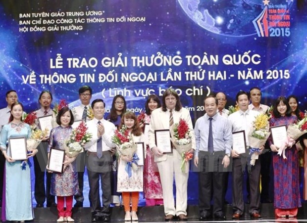 Conceden en Vietnam premio nacional de informaciones al exterior 2015 hinh anh 1