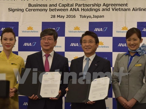 Vietnam Airlines y ANA Holdings firman contrato de compra de acciones hinh anh 1