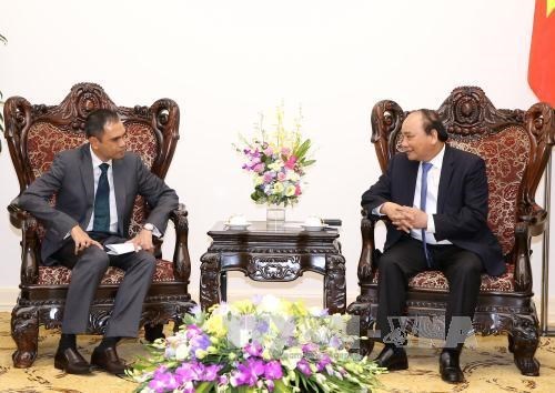 Premier de Vietnam recibe a nuevos embajadores de Malasia y Tailandia hinh anh 1