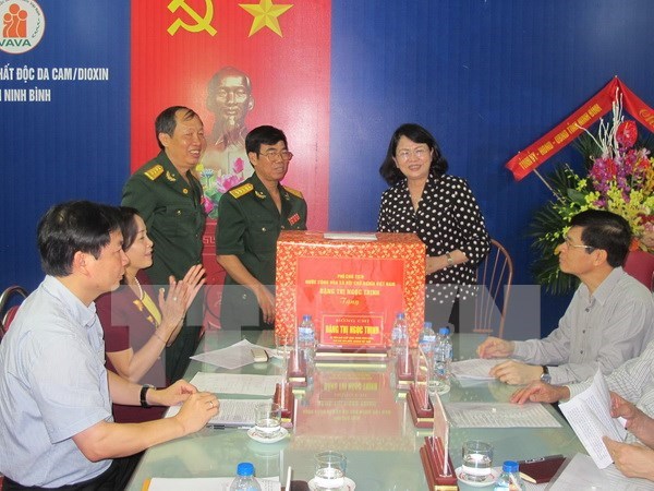Vicepresidenta de Vietnam otorga becas a ninos de provincia surena de Dong Thap hinh anh 1